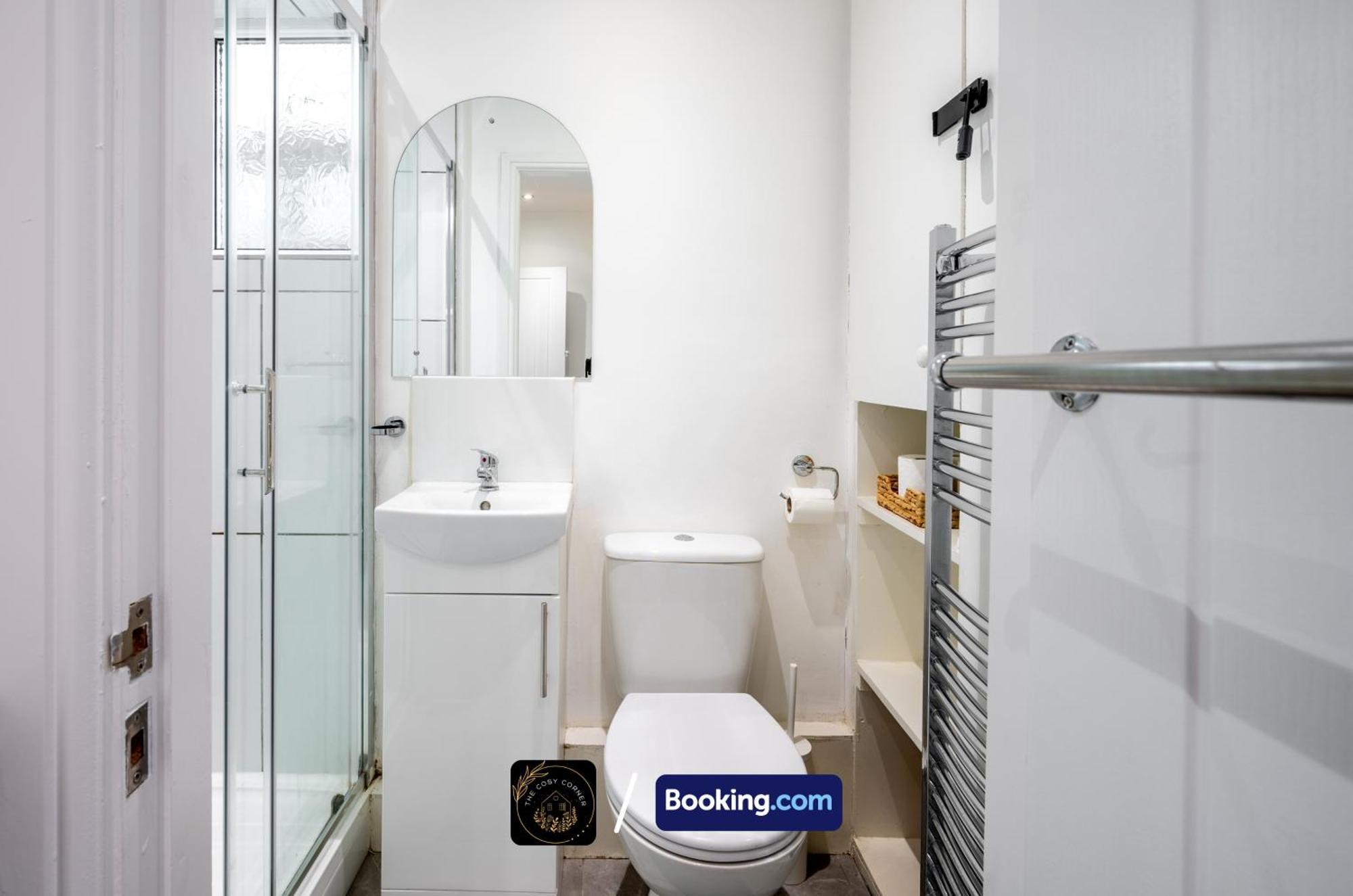 Апартаменты Cosy 3-Bed House, Garden & Free Parking In Stretford Манчестер Экстерьер фото