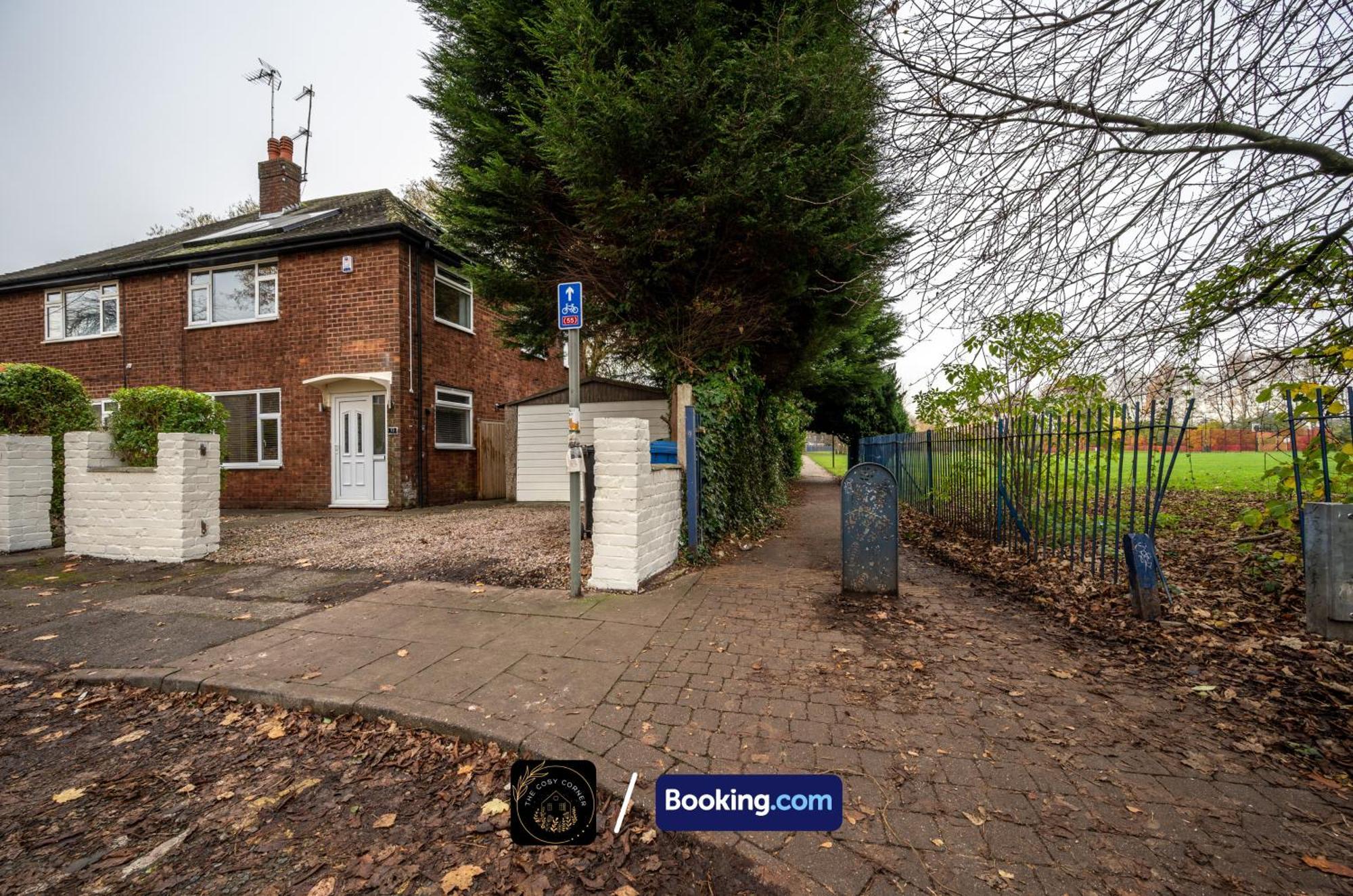 Апартаменты Cosy 3-Bed House, Garden & Free Parking In Stretford Манчестер Экстерьер фото